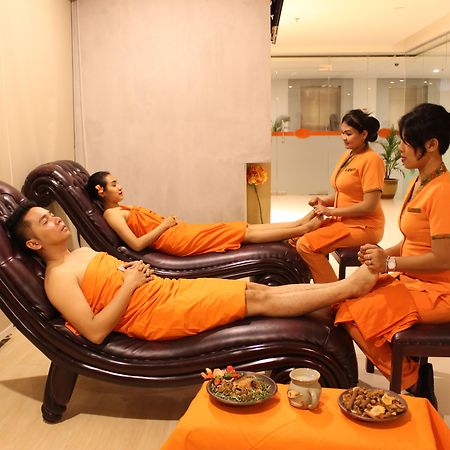 HARRIS Hotel Pontianak Esterno foto