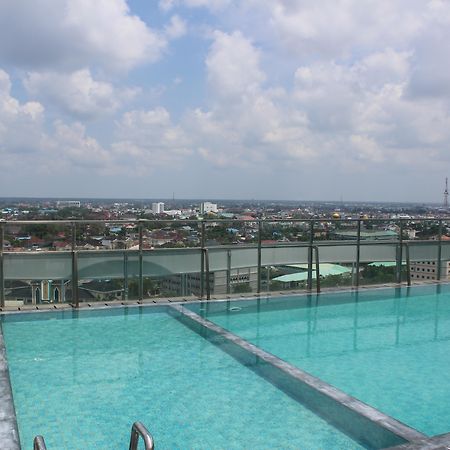 HARRIS Hotel Pontianak Esterno foto