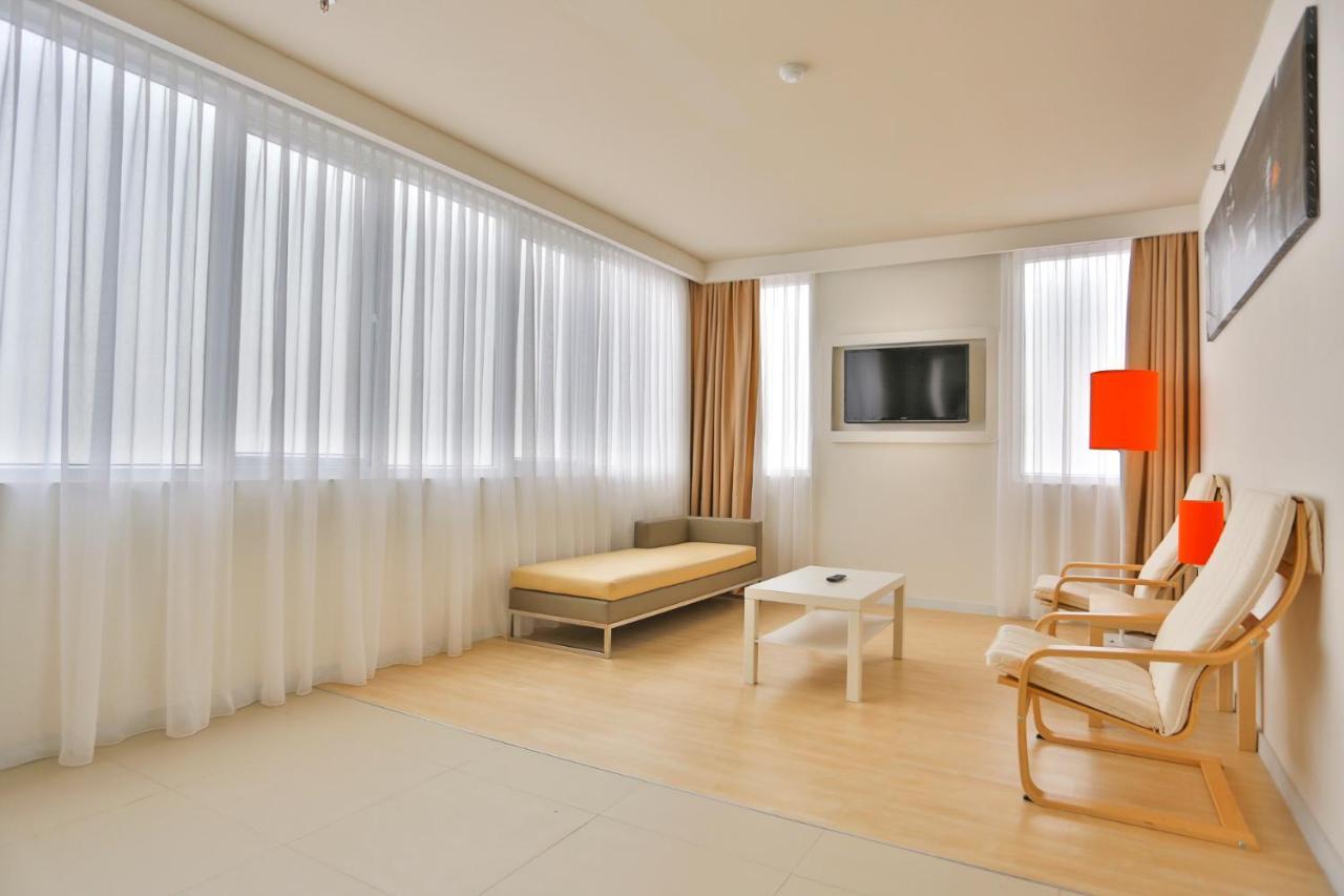 HARRIS Hotel Pontianak Esterno foto