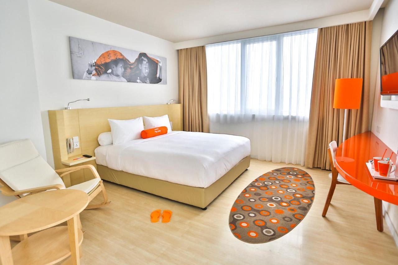 HARRIS Hotel Pontianak Esterno foto