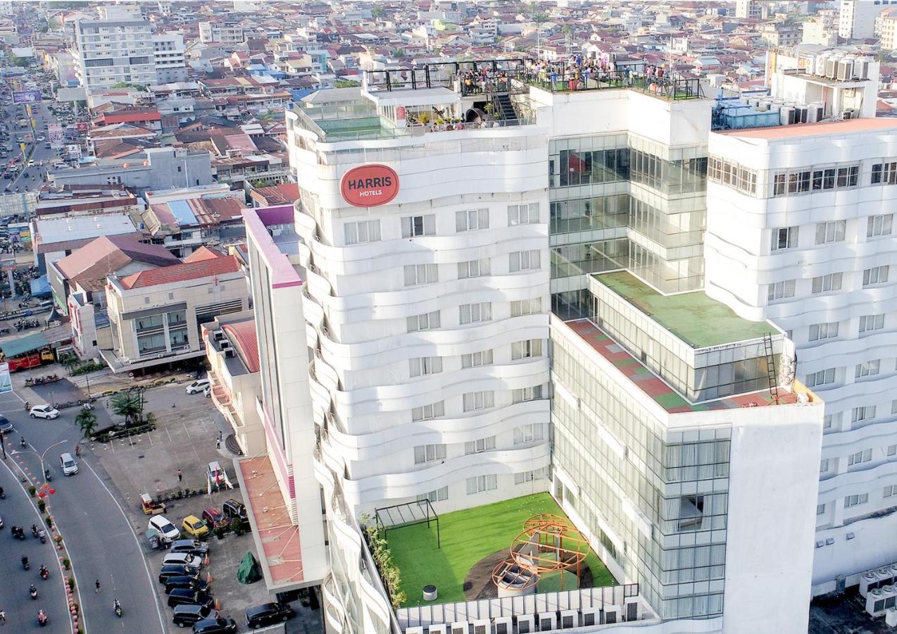 HARRIS Hotel Pontianak Esterno foto