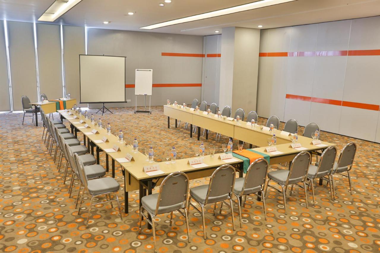 HARRIS Hotel Pontianak Esterno foto