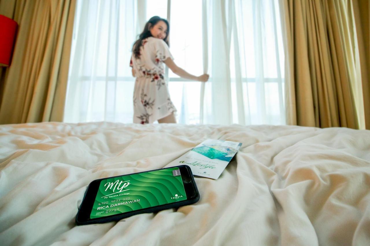 HARRIS Hotel Pontianak Esterno foto
