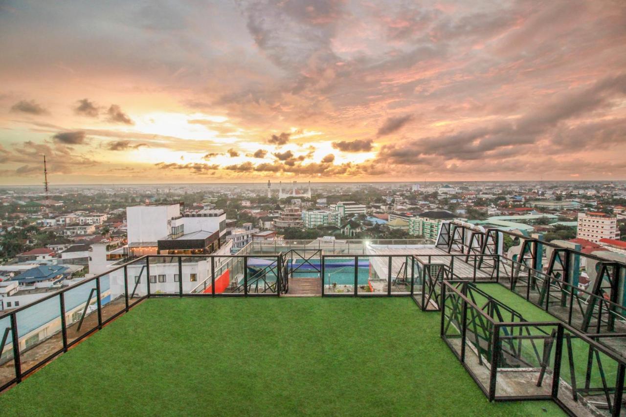 HARRIS Hotel Pontianak Esterno foto