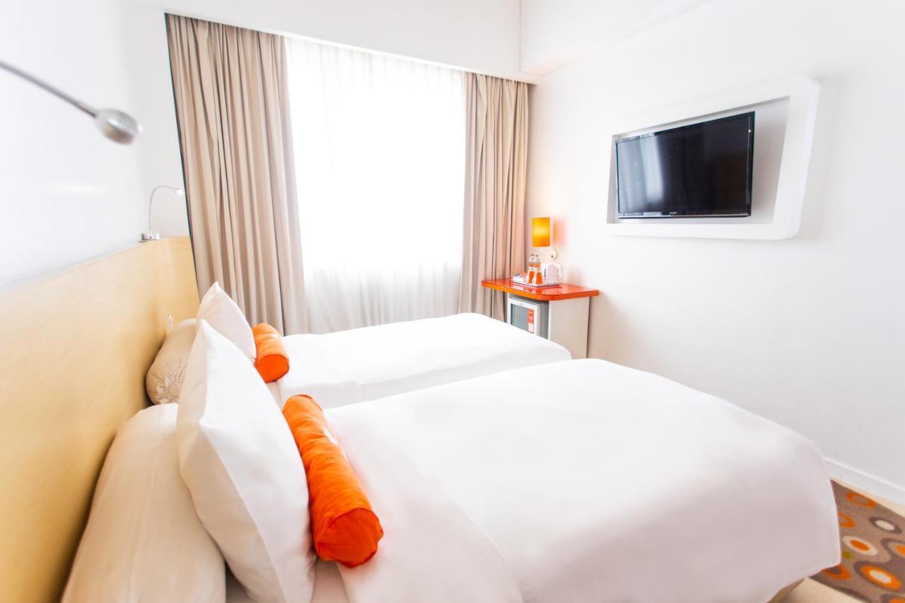 HARRIS Hotel Pontianak Esterno foto