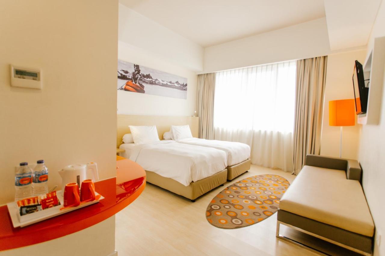 HARRIS Hotel Pontianak Esterno foto