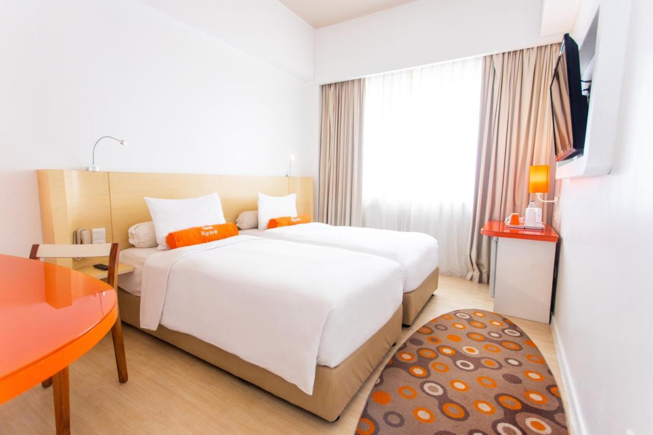 HARRIS Hotel Pontianak Esterno foto