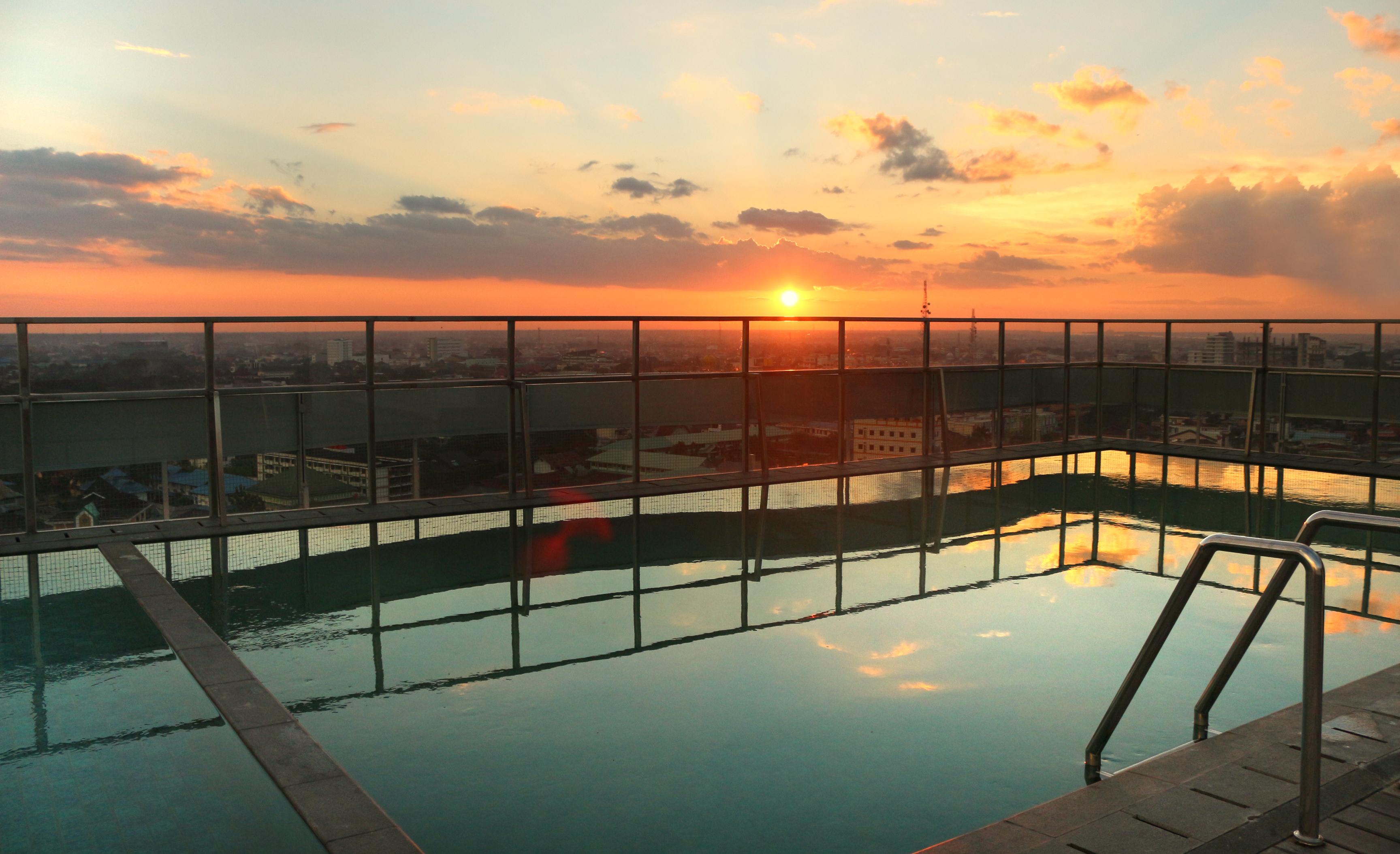 HARRIS Hotel Pontianak Esterno foto