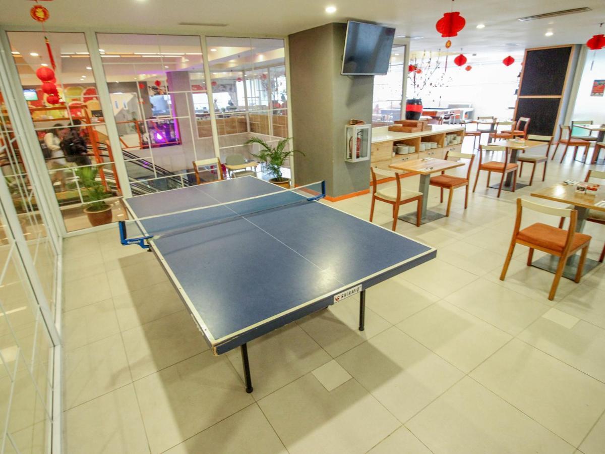 HARRIS Hotel Pontianak Esterno foto