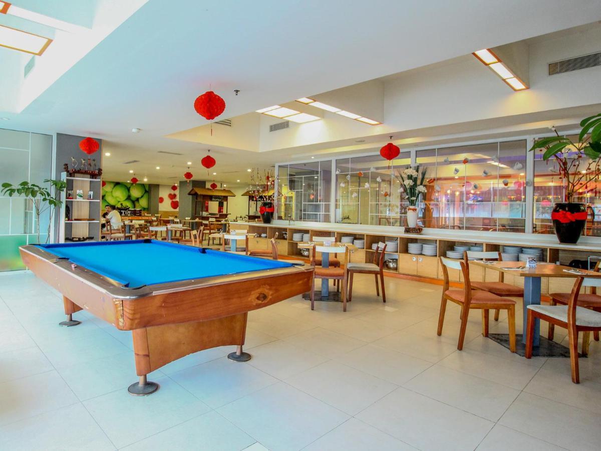 HARRIS Hotel Pontianak Esterno foto