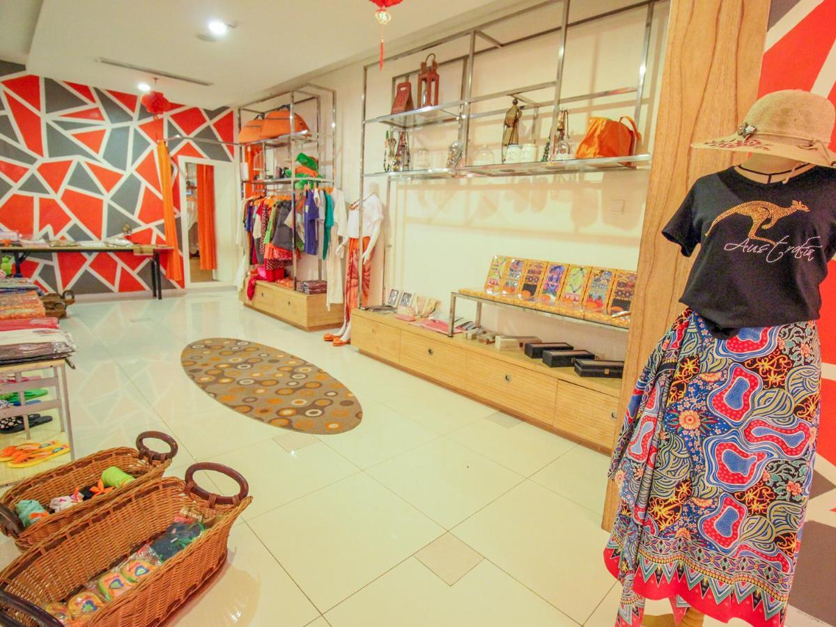 HARRIS Hotel Pontianak Esterno foto