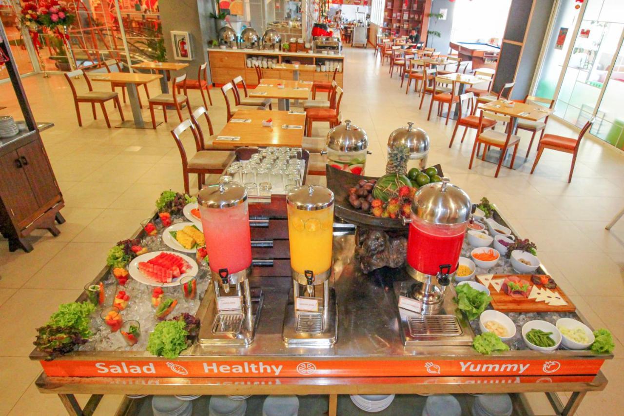 HARRIS Hotel Pontianak Esterno foto