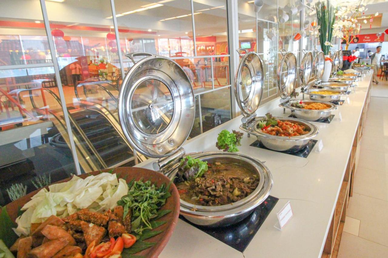 HARRIS Hotel Pontianak Esterno foto