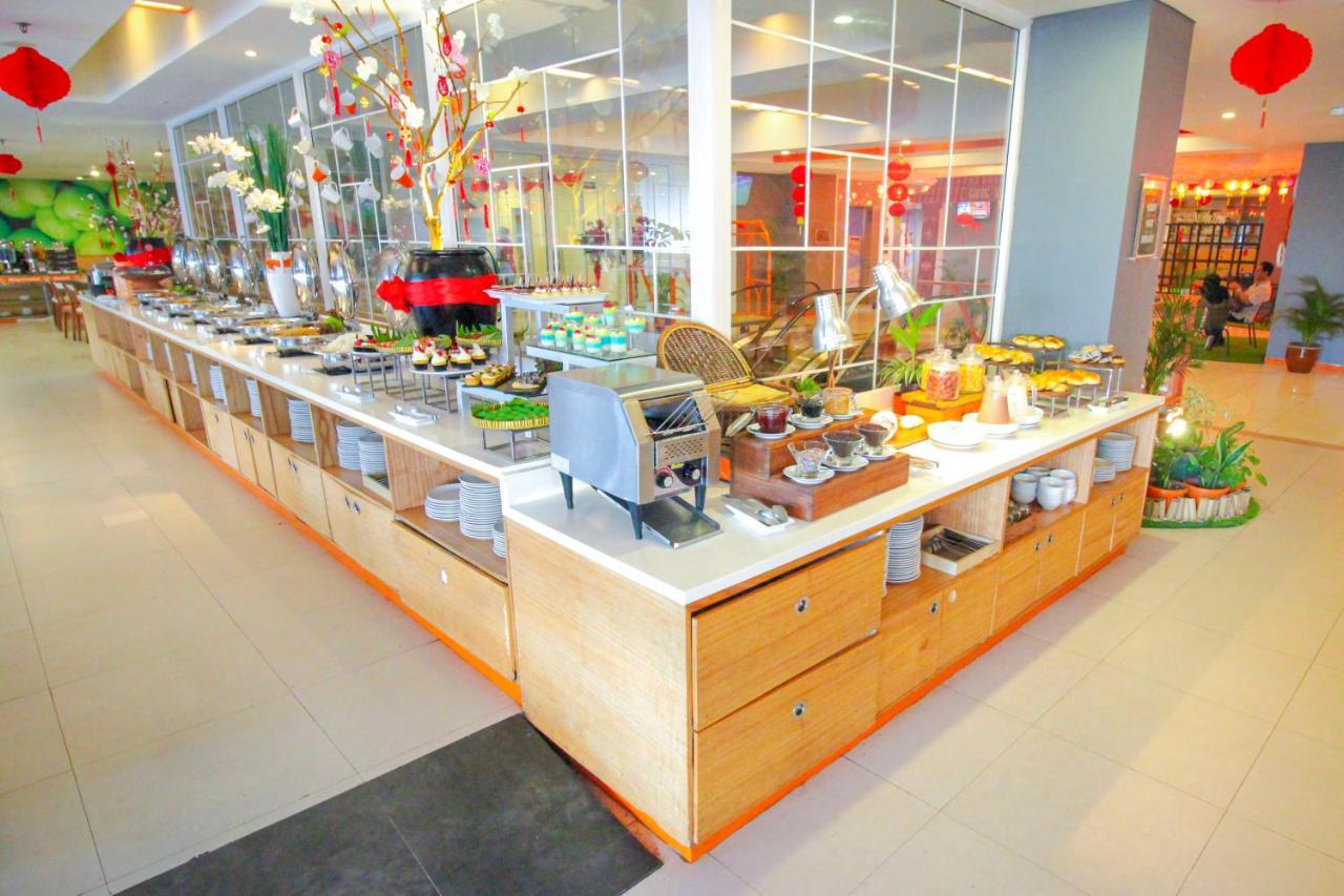 HARRIS Hotel Pontianak Esterno foto