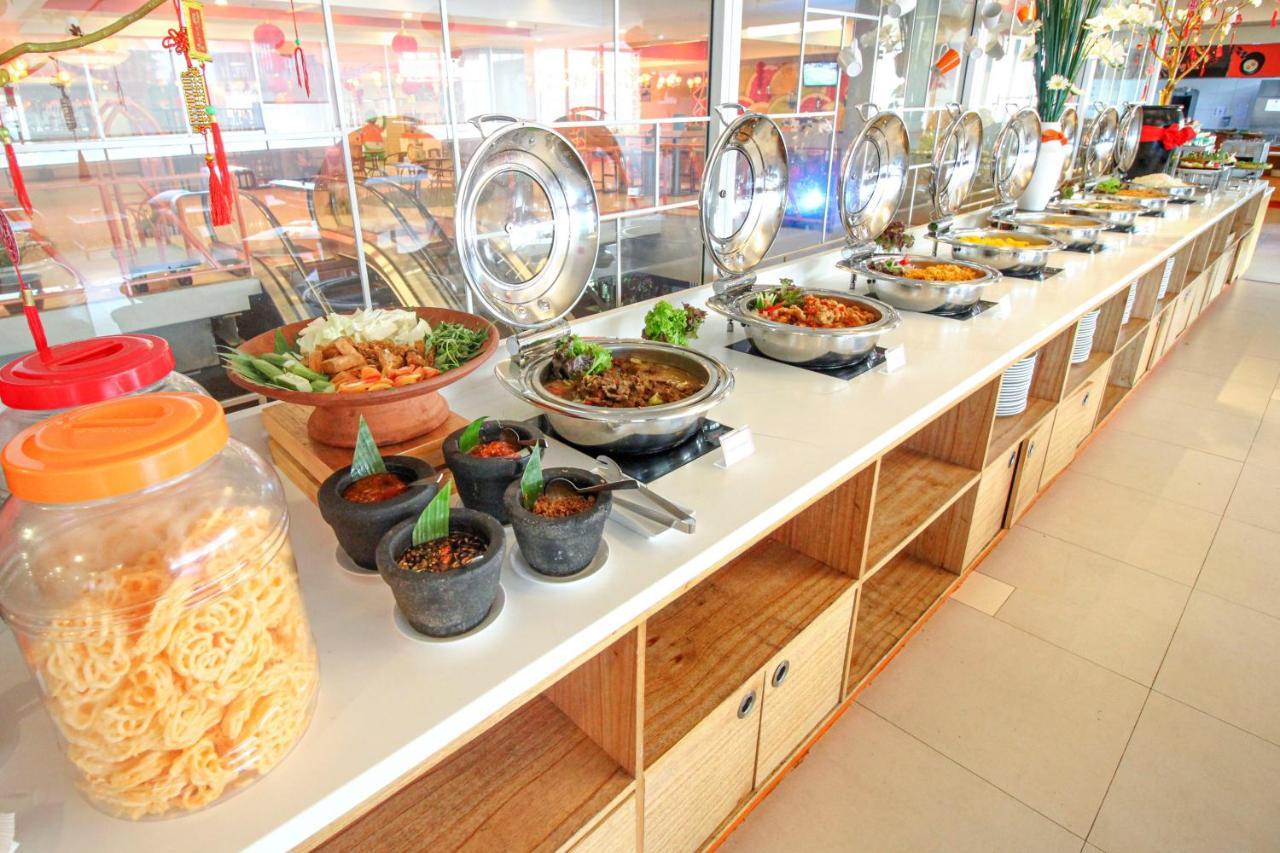 HARRIS Hotel Pontianak Esterno foto