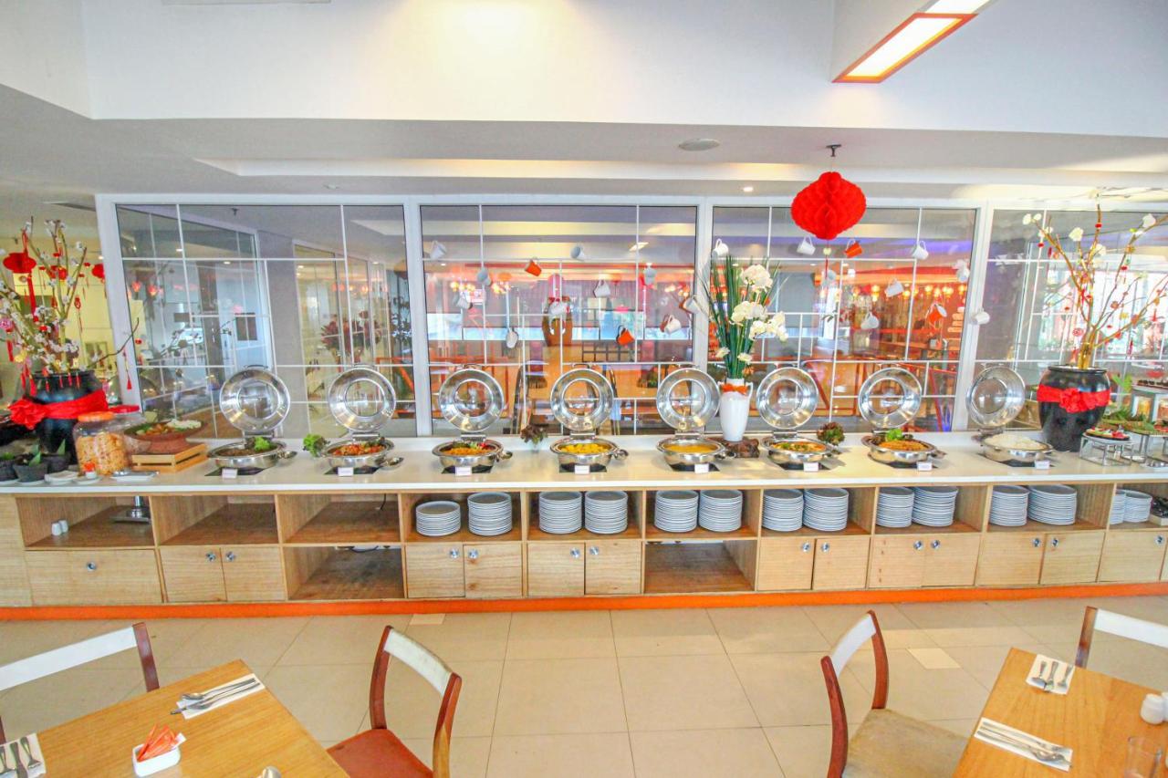 HARRIS Hotel Pontianak Esterno foto