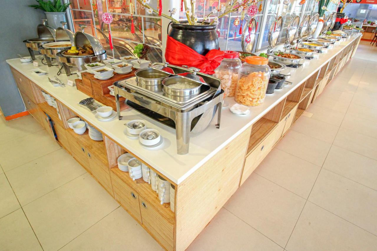 HARRIS Hotel Pontianak Esterno foto