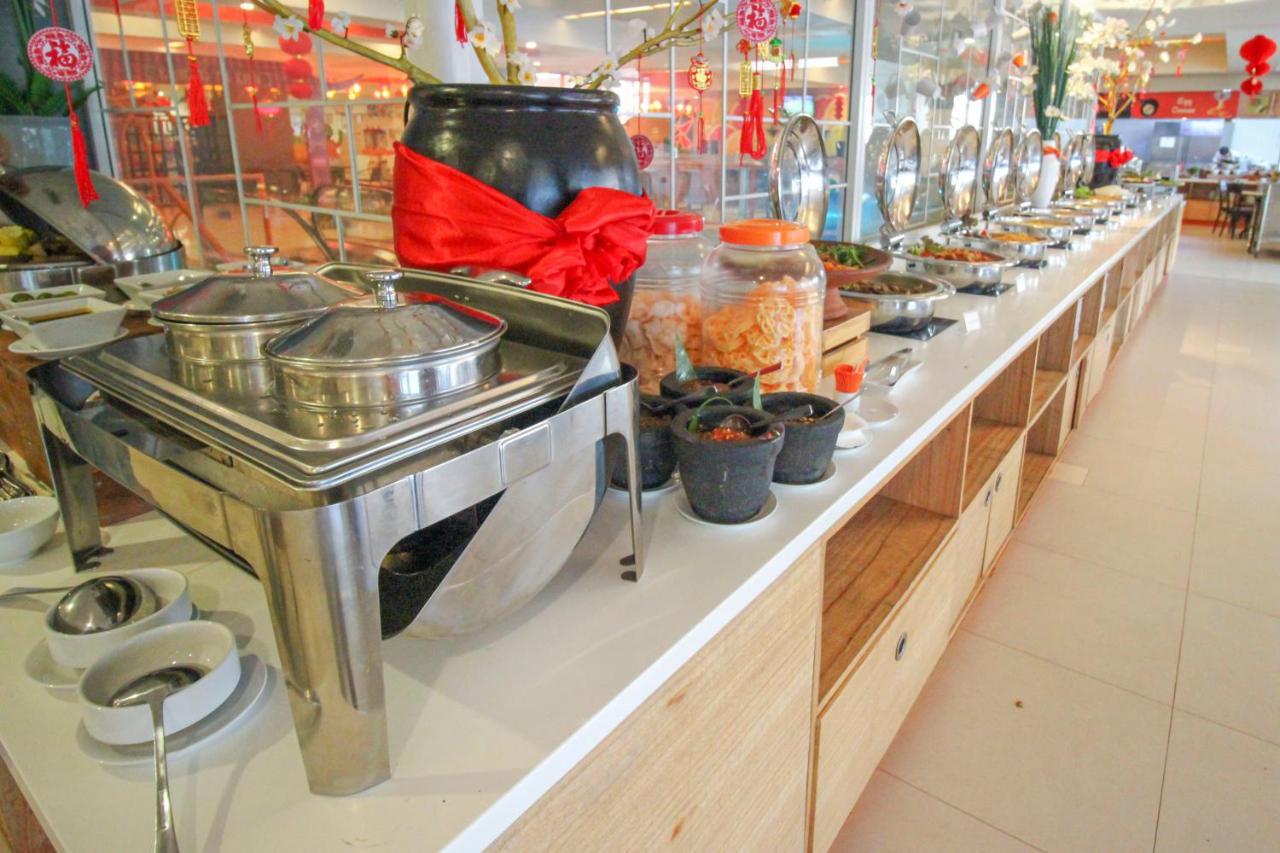 HARRIS Hotel Pontianak Esterno foto