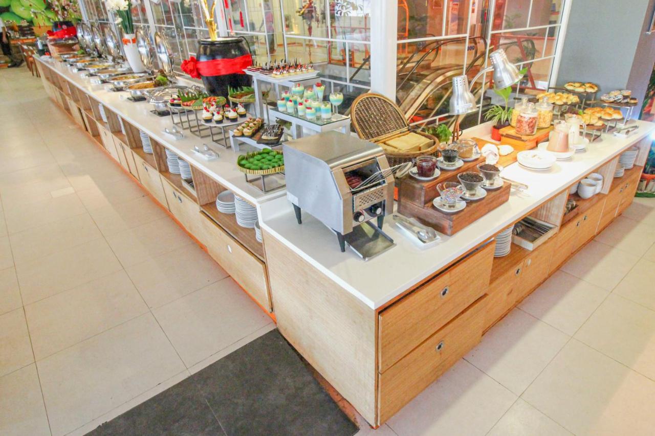 HARRIS Hotel Pontianak Esterno foto